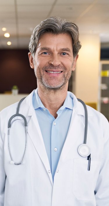 Porträt einer Ärztin am Arbeitsplatz