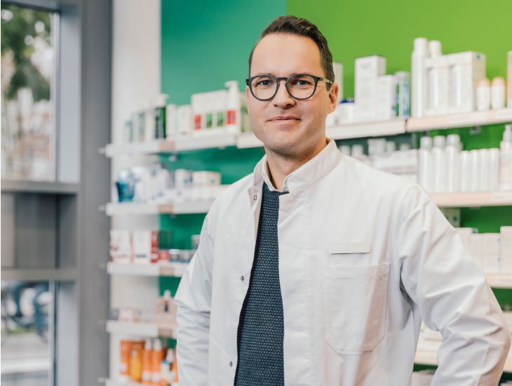 APOTHEKER-VERTRETER||KOS||TEN||VER||SI||CHE||RUNG - Durchgehender Betrieb auch beim per||so||nellem Aus||fall