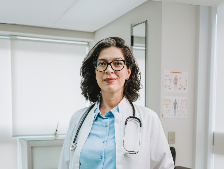 Porträt einer Ärztin am Arbeitsplatz 
